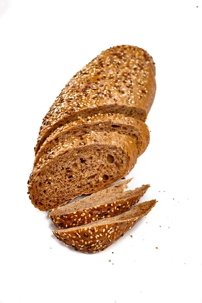 Ржаной хлеб с семенами на белом изолированном фоне — стоковое фото