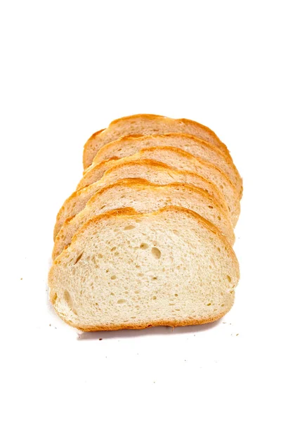 Кусочки пшеничного хлеба для тостов на белом изолированном фоне — стоковое фото