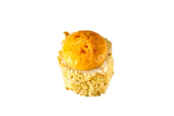 Roll mit Tobiko-Kaviarsauce, Lachs, Reis, Käse und Avocado — Stockfoto