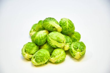 Brüksel lahanası beyaz arka planda 500 gram yatar. İsabola değil.