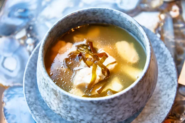 Balık çorbası ve yosun çorbası tabakta. — Stok fotoğraf