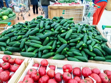 Taze salatalık ve domatesler süpermarkette bir kutuda.