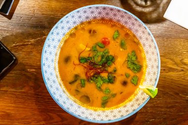 Geleneksel Asya çorbası Tom Yam masada bir tabakta