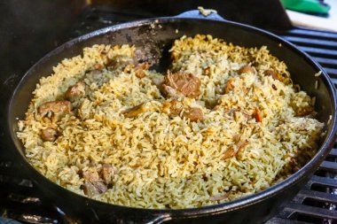 Geleneksel bir Asya yemeği pilavdır. Et, havuç, soğan ve baharatlı pilav..