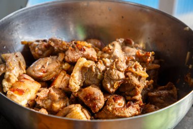 Bir kasede kızarmış et (biftek, domuz, kuzu).
