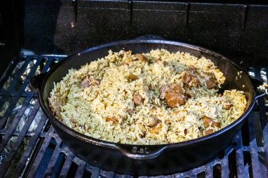 Geleneksel bir Asya yemeği pilavdır. Et, havuç, soğan ve baharatlı pilav..