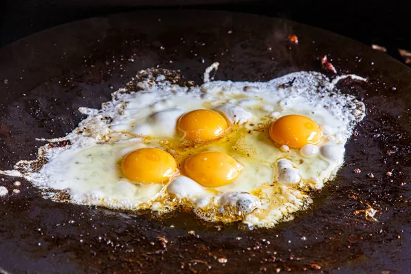 煎蛋与咸肉和西红柿一起放在煎锅里煎 — 图库照片