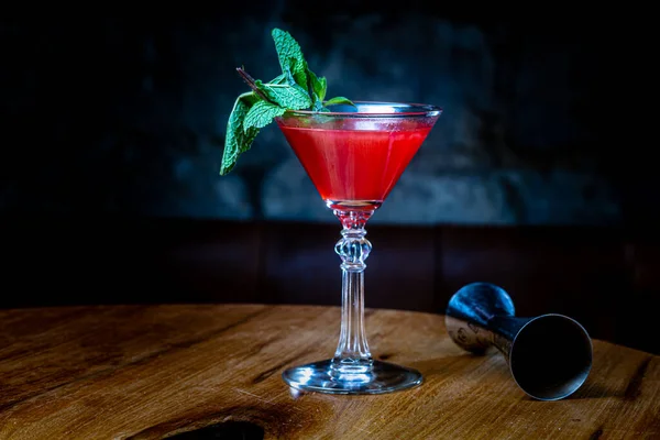 Cocktail Rosso Siede Tavolo Nel Bar Notturno — Foto Stock