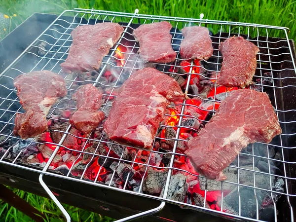 Hovězí Steaky Grilují Grilu Uhlících Grilu — Stock fotografie