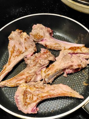 Kuzu fileto parçaları siyah bir tavada kızartılır..