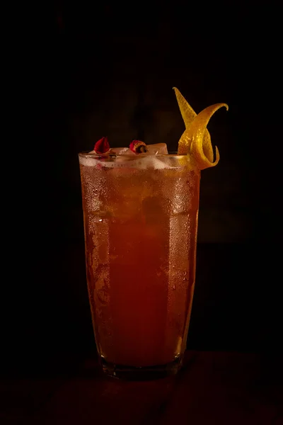 氷の赤いカクテル バラの芽で飾られ バーに立って — ストック写真