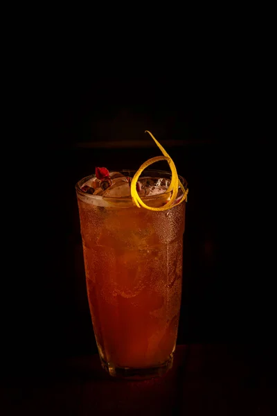 Cocktail Rouge Avec Glace Décoré Boutons Roses Debout Sur Bar — Photo