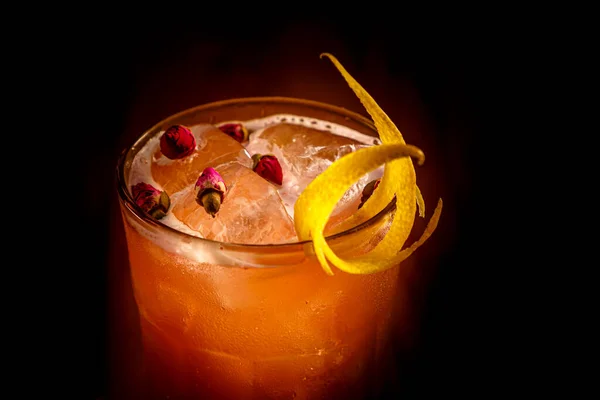 Cocktail Rosso Con Ghiaccio Decorato Con Boccioli Rosa Piedi Sul — Foto Stock