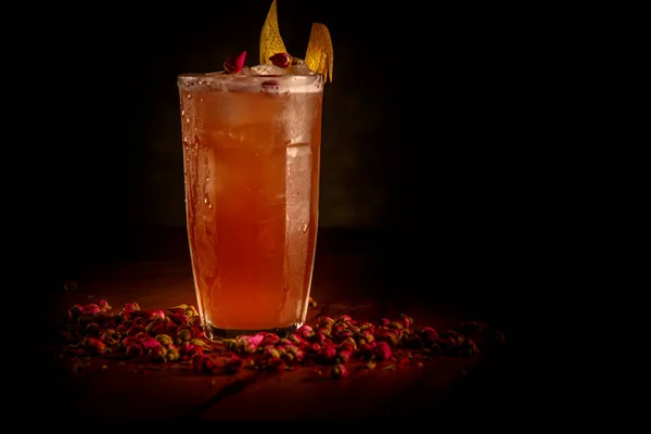 Cocktail Rosso Con Ghiaccio Decorato Con Boccioli Rosa Piedi Sul — Foto Stock