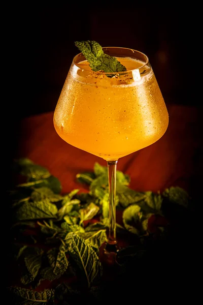 Cocktail All Arancia Con Menta Ghiaccio Versato Bicchiere — Foto Stock