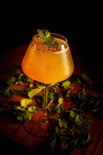 Cocktail All Arancia Con Menta Ghiaccio Versato Bicchiere — Foto Stock