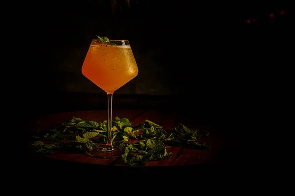 Cocktail Orange Menthe Glace Versé Dans Verre — Photo