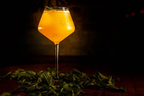 Cóctel Naranja Con Menta Hielo Vertido Vaso — Foto de Stock