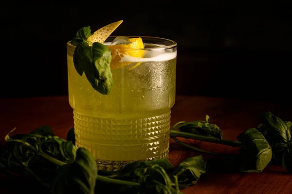 Cocktail Alcoolisé Vert Basilic Est Versé Dans Verre Sur Bar — Photo