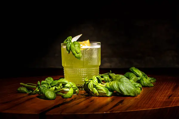 Πράσινο Αλκοολούχο Κοκτέιλ Βασιλικό Χύνεται Ένα Ποτήρι Στο Μπαρ — Φωτογραφία Αρχείου