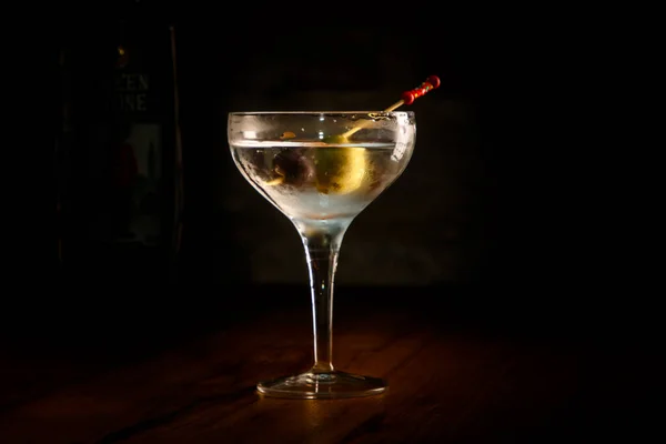 Klassisk Vodka Cocktail Med Martini Och Oliver Ett Glas Finns — Stockfoto
