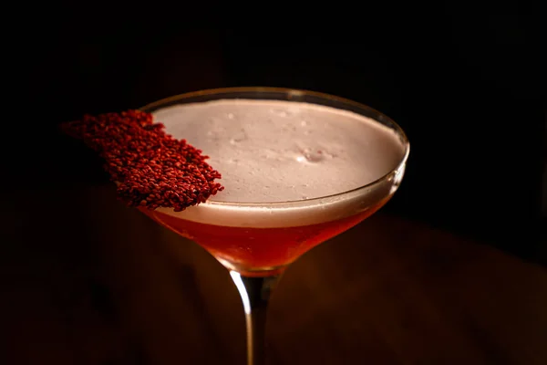 Cocktail Alcoolisé Rouge Avec Mousse Dans Verre Trouve Sur Bar — Photo