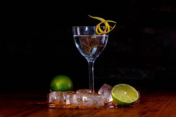 Vodka Con Ghiaccio Limone Bicchiere Una Gamba Alta Sul Bar — Foto Stock