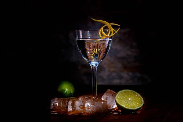 Vodka Avec Glace Citron Dans Verre Sur Une Jambe Haute — Photo