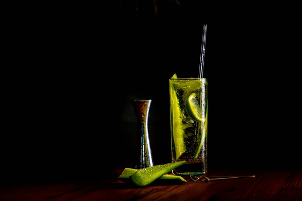 Ein Klassischer Gin Tonic Und Gurkencocktail Der Bar — Stockfoto