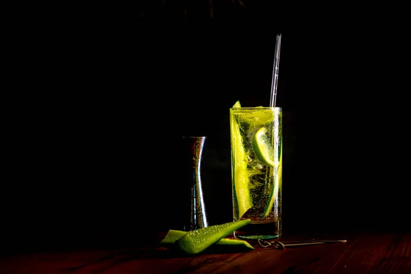 Staat Een Klassieke Gin Tonic Komkommercocktail Bar — Stockfoto