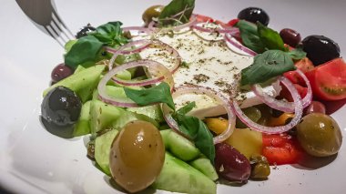 Tabakta Yunan salatalığı, domates, zeytin ve peynir salatası var..