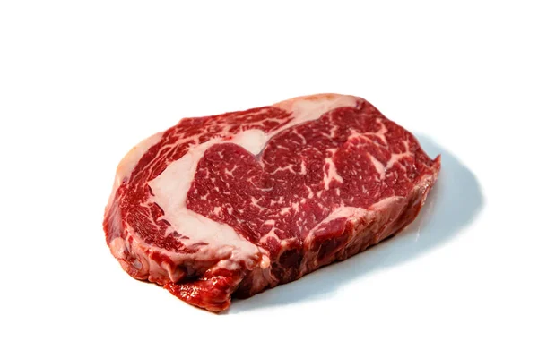 Ribeye Een Rauwe Gemarmerde Biefstuk Zit Een Witte Achtergrond Met — Stockfoto