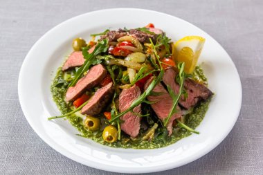 Kızarmış sebze ve biftek tabakta.