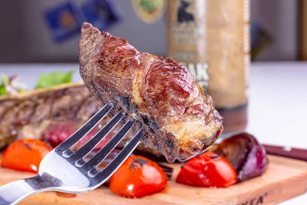 Una Rebanada Filete Empalado Tenedor Fondo Plato Carne — Foto de Stock