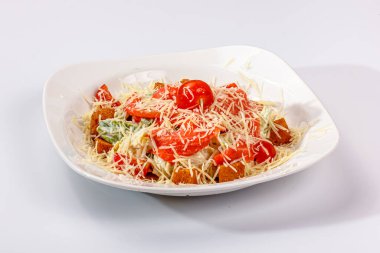 Tabakta domatesli ve kızarmış ekmek var.