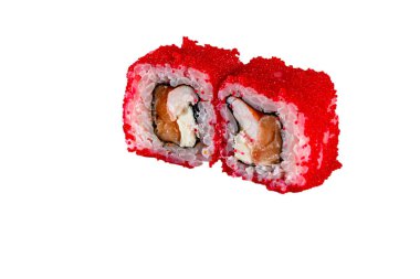 Japon Maki dürümü. Tobiko havyarı, pilav, yılan balığı, yengeç, surimi, Philadelphia, salatalık, avokado, acı sos. Menüler için. İzole edilmiş.