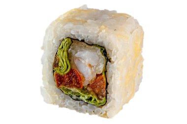 Japon Maki dürümü. Ton balığı, pilav, nori, ton balığı, karides, salatalık, avokado, acı sos. Menüler için. İzole edilmiş.
