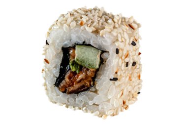 Japon Maki dürümü. Beyaz susam, ton balığı, Philadelphia, nori, pilav, nori, salatalık, avokado, acı sos. Menüler için. İzole edilmiş.