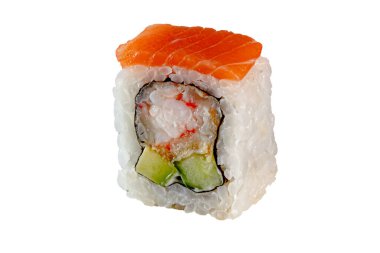 Japon Maki dürümü. Somon, ton balığı, karides, pirinç, nori, salatalık, avokado, acı sos. Menüler için. İzole edilmiş.