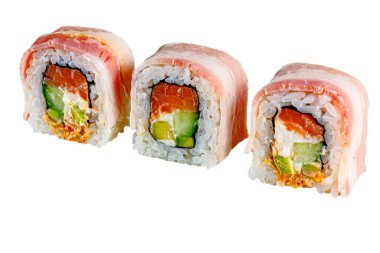 Japon Maki dürümü, maguro. Domuz pastırması, pilav, somon, salatalık, avokado, acı sos. Menüler için. İzole edilmiş.