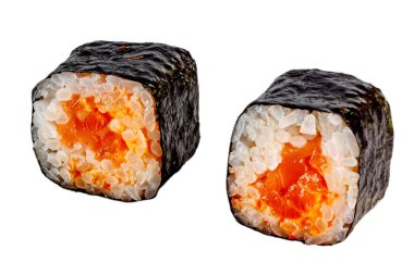 Japon Maki dürümü, hosomaki. Nori, pilav, somon, acı sos. Menüler için. İzole edilmiş.