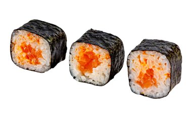 Japon Maki dürümü, hosomaki. Nori, pilav, somon, acı sos. Menüler için. İzole edilmiş.