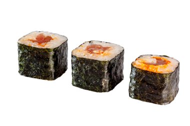 Japon Maki dürümü, hosomaki, maguro. Nori, pilav, ton balığı, acı sos. Menüler için. İzole edilmiş.