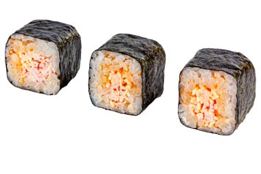 Japon Maki dürümü, hosomaki. Nori, pilav, yengeç, surimi, acı sos. Menüler için. İzole edilmiş.