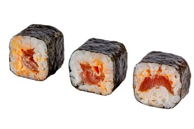 Japon Maki dürümü, hosomaki, maguro. Nori, pilav, ton balığı, acı sos. Menüler için. İzole edilmiş.