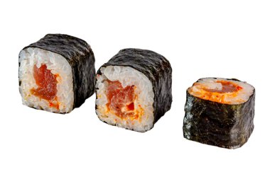 Japon Maki dürümü, hosomaki, maguro. Nori, pilav, ton balığı, acı sos. Menüler için. İzole edilmiş.