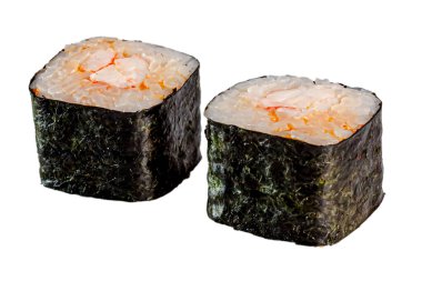 Japon Maki dürümü, hosomaki. Nori, pilav, karides, acı sos. Menüler için. İzole edilmiş.