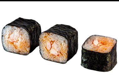 Japon Maki dürümü, hosomaki. Nori, pilav, karides, acı sos. Menüler için. İzole edilmiş.
