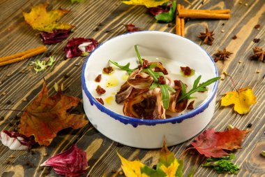 Kurutulmuş et (sığır eti ya da ördek) ince dilimler halinde bir tabakta bulunur..