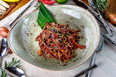 Tabakta domates soslu karabuğday eriştesi, Asya mutfağı.